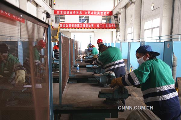 9月2日~3日,由金川集團公司主辦、金川集團檢修分公司承辦的職工技能大賽焊工、管工實際操作比賽在檢修分公司培訓基地開賽,來自檢修分公司、熱電公司、機械制造公司、動力廠、二礦區等單位的60余名焊工、管工參加了比賽。此次焊工比賽,內容主要涉及電焊、二氧化碳氣體保護焊、氣焊等焊接方法,考驗了選手多種焊接工藝的基本功和熟練情況;管工比賽內容主要涉及彎管扭向三通的展開下料和制作,考驗了選手識圖下料的能力。比賽的前三名將獲得職業技能等級晉升的機會。